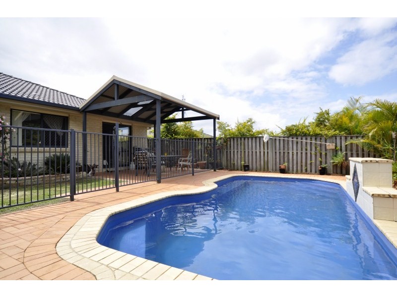 8 Kosrae Street, Pacific Pines QLD 4211