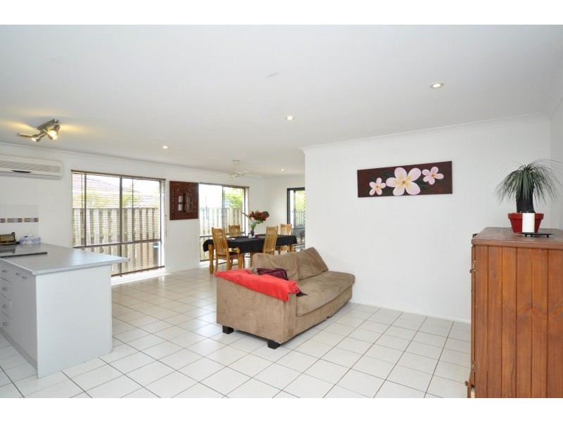 8 Kosrae Street, Pacific Pines QLD 4211