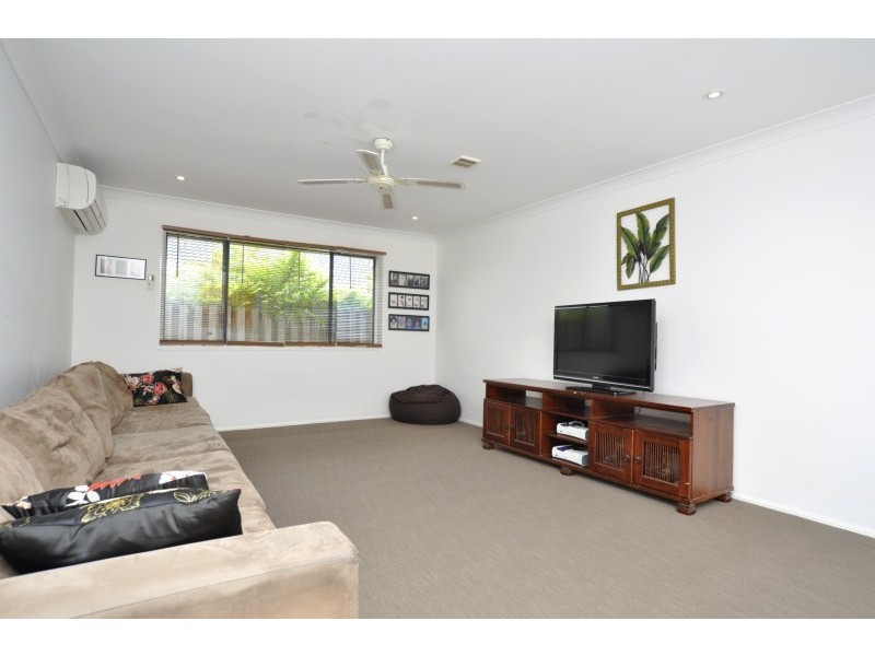 8 Kosrae Street, Pacific Pines QLD 4211