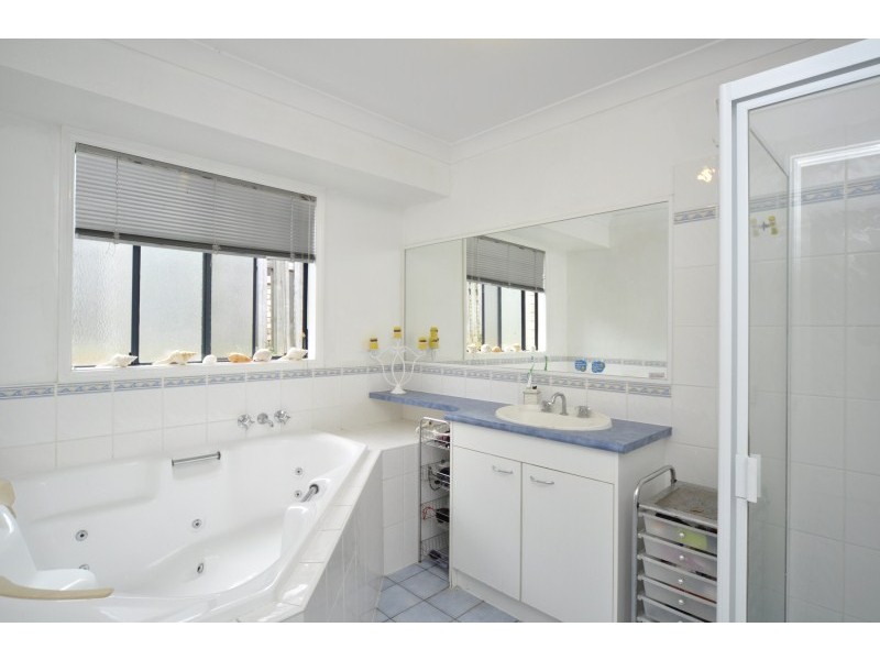 8 Kosrae Street, Pacific Pines QLD 4211