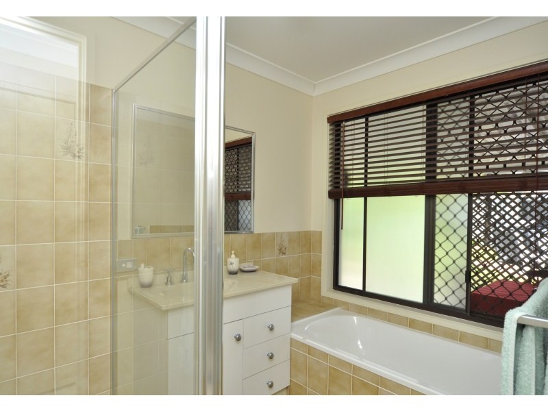 4 Narooma Place, Helensvale QLD 4212