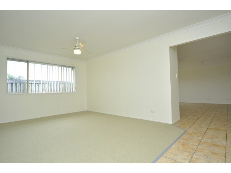 4 Tawanga Close, Pacific Pines QLD 4211