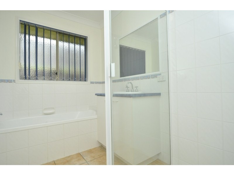 4 Tawanga Close, Pacific Pines QLD 4211