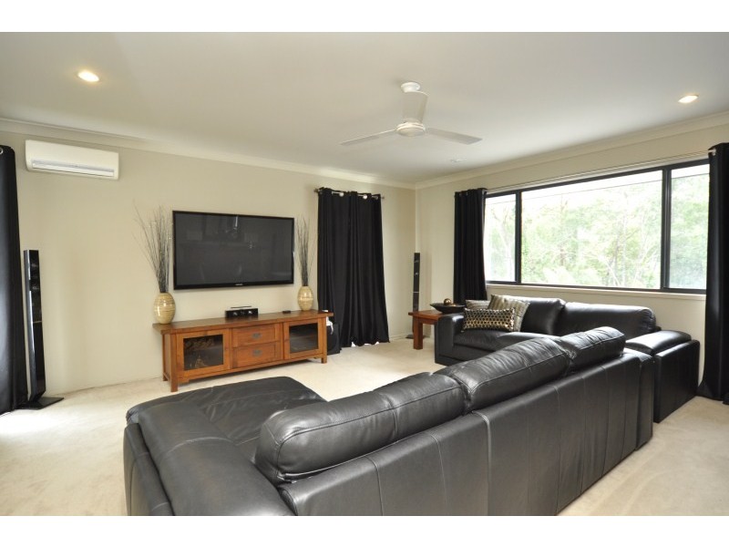 60 Cobb & Co Drive, Oxenford QLD 4210