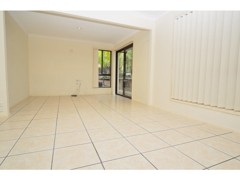 8 Wilmot Place, Helensvale QLD 4212