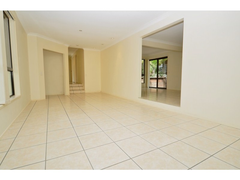 8 Wilmot Place, Helensvale QLD 4212