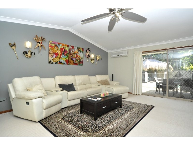 8 Singleton Court, Helensvale QLD 4212