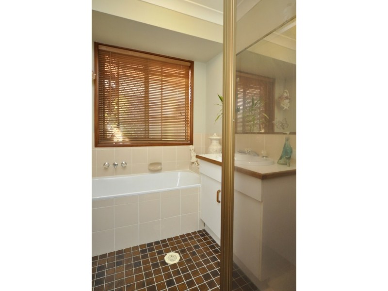 8 Singleton Court, Helensvale QLD 4212