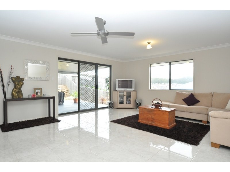 10 Maslin Chase, Pacific Pines QLD 4211