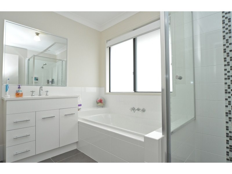 10 Maslin Chase, Pacific Pines QLD 4211