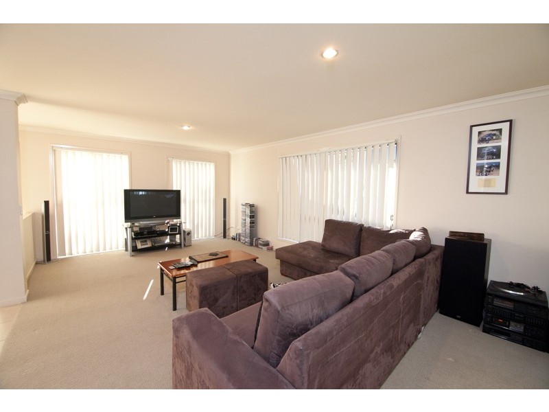 6 Sandow Street, Pacific Pines QLD 4211