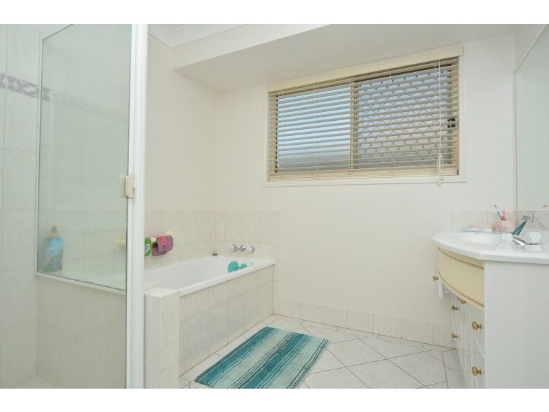 17 Cootharaba Drive, Helensvale QLD 4212