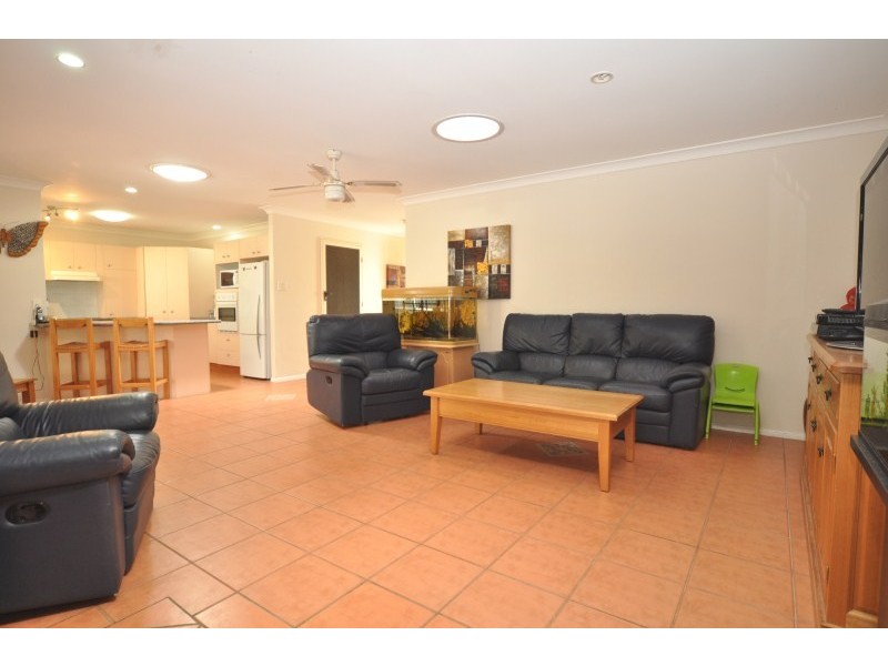 15 Gippsland Drive, Helensvale QLD 4212