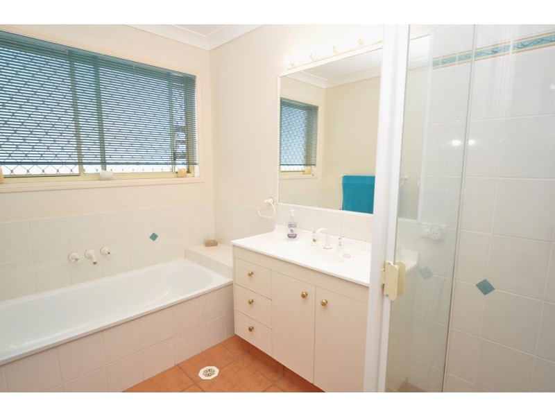 15 Gippsland Drive, Helensvale QLD 4212