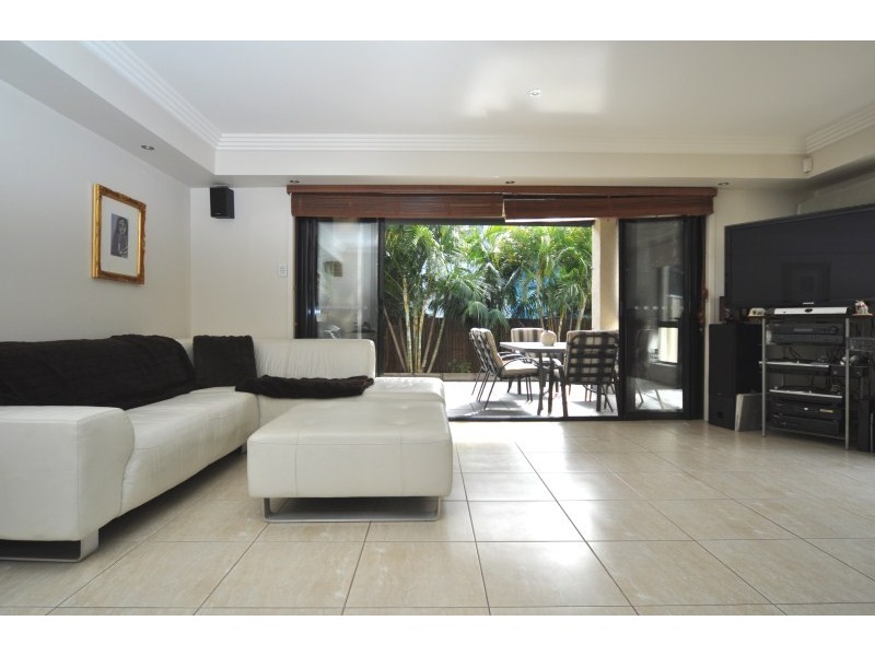 1/11 Broadwater Street, Runaway Bay QLD 4216