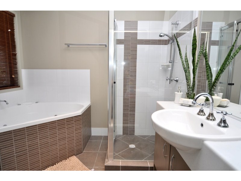 27 Treeline Circuit, Upper Coomera QLD 4209