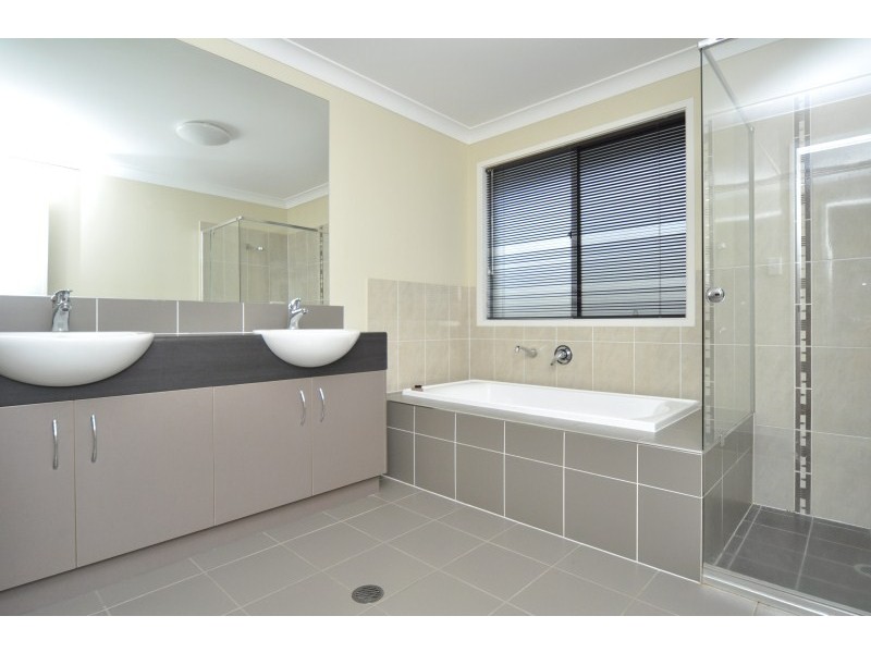 92 Wunburra Circle, Pacific Pines QLD 4211