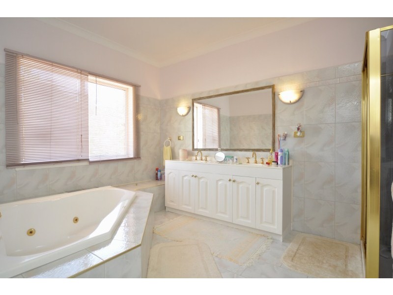 20 Narrabri Court, Gaven QLD 4211