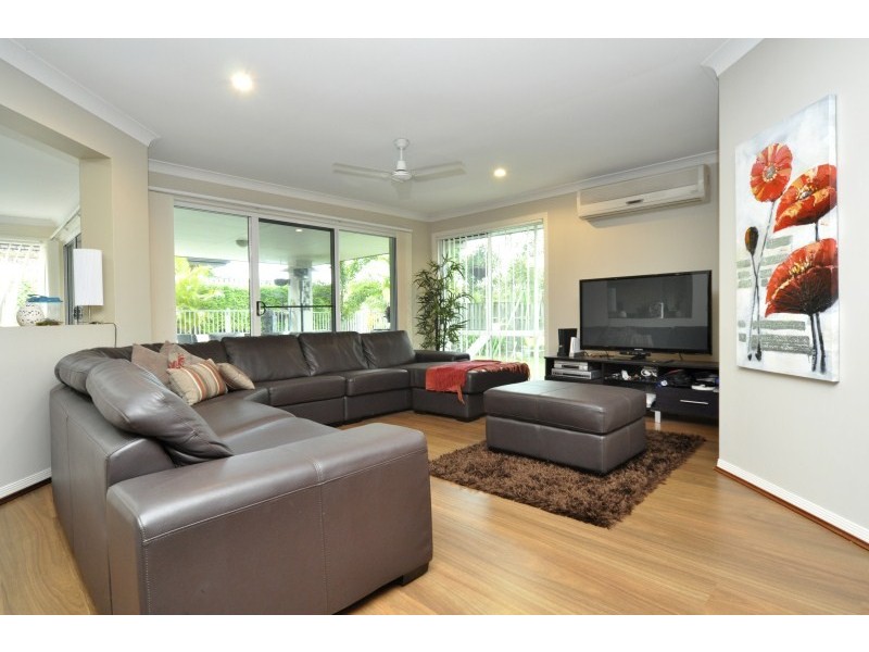 9 Hale Street, Pacific Pines QLD 4211