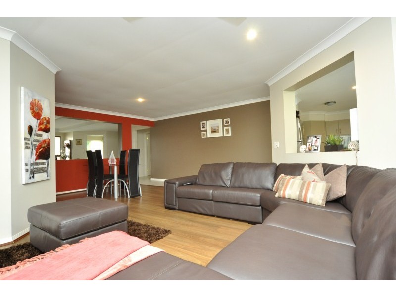 9 Hale Street, Pacific Pines QLD 4211