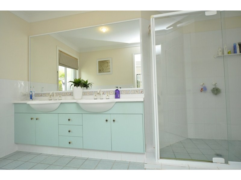 9 Hale Street, Pacific Pines QLD 4211