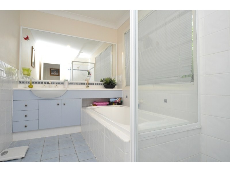 9 Hale Street, Pacific Pines QLD 4211