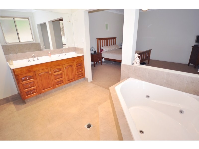 10 Willandra Court, Maudsland QLD 4210