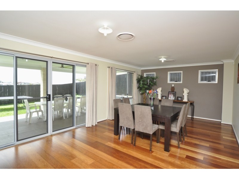 92 Wunburra Circle, Pacific Pines QLD 4211