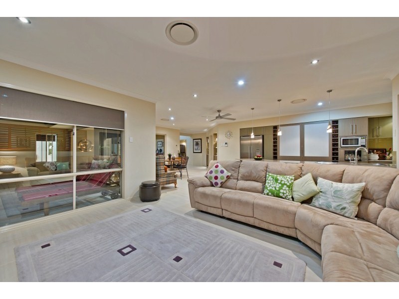 15 Meadow Court, Maudsland QLD 4210