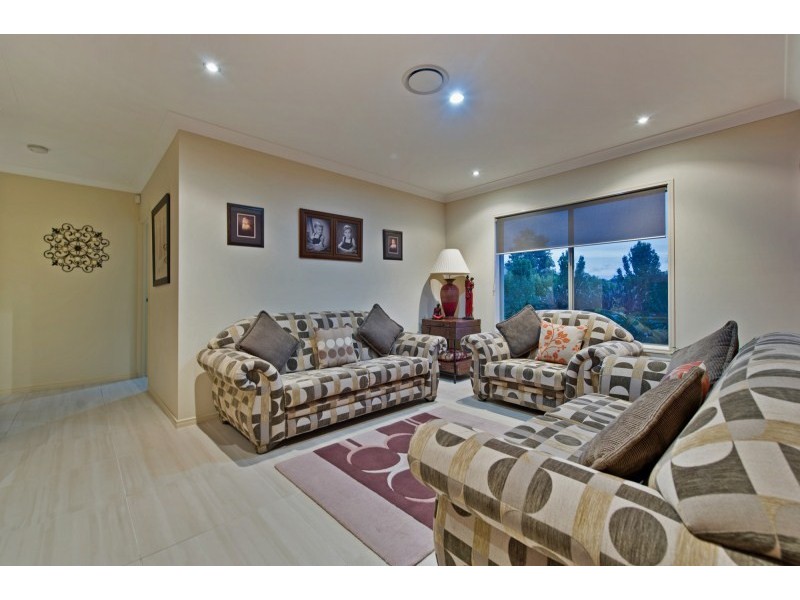 15 Meadow Court, Maudsland QLD 4210