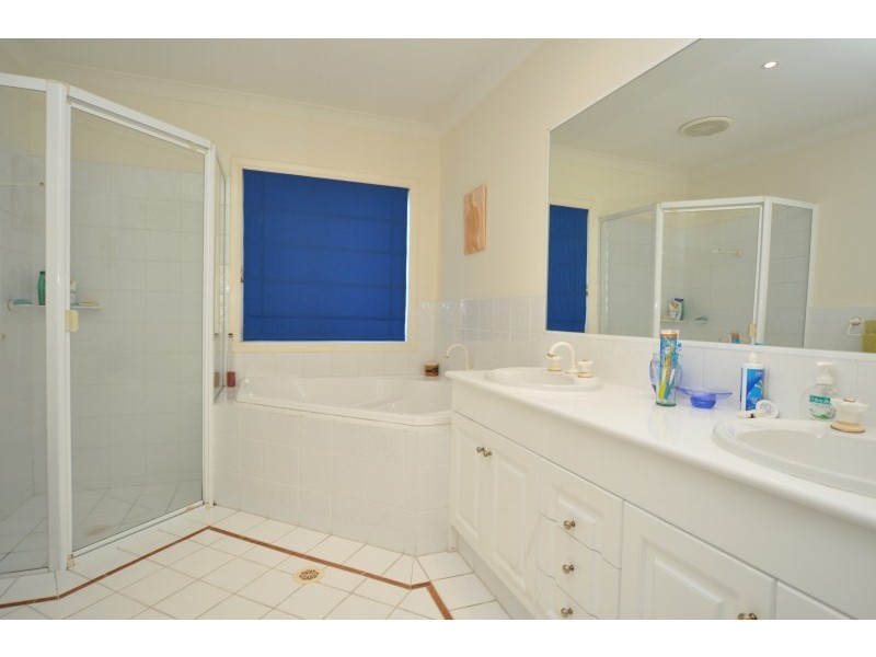 3 London Chase, Arundel QLD 4214