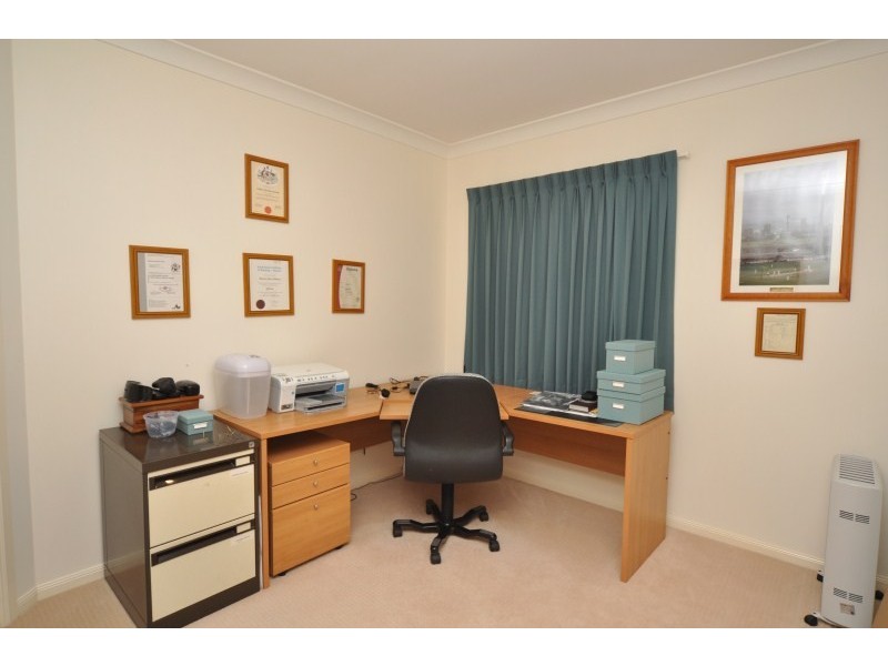 3 London Chase, Arundel QLD 4214