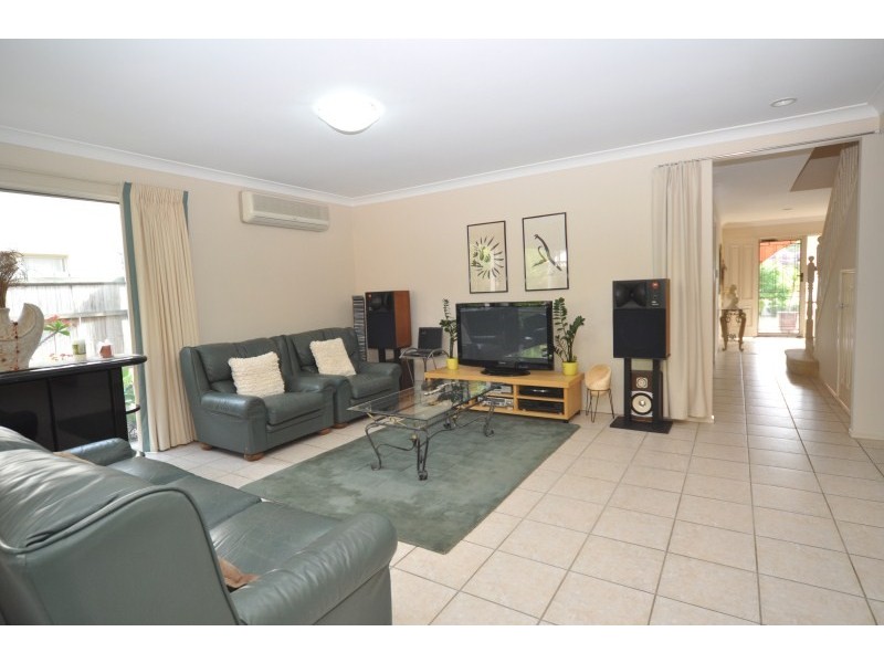 72 Crestwood Drive, Molendinar QLD 4214