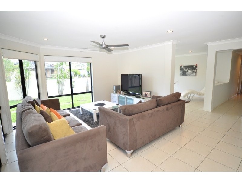 64 Dellwood Circuit, Molendinar QLD 4214