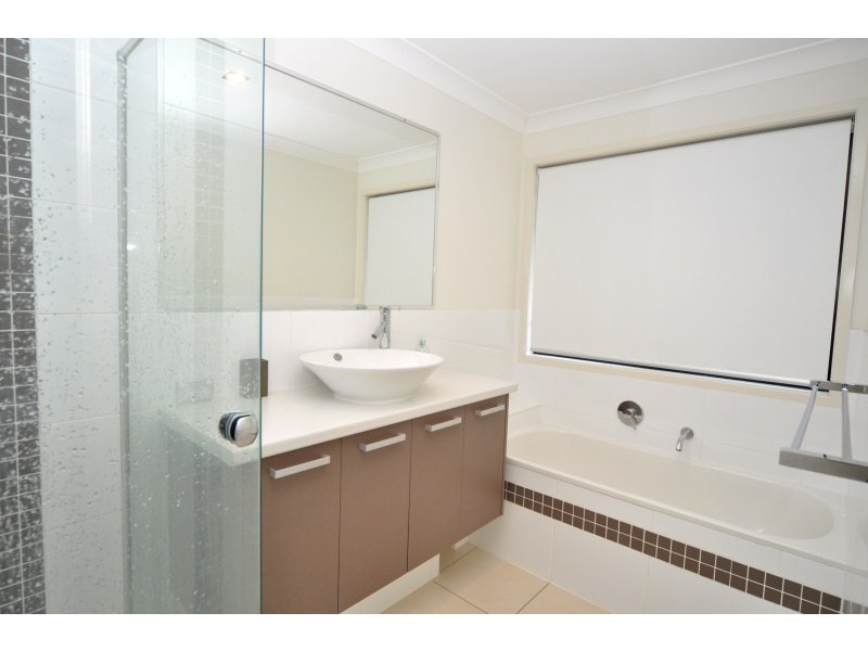 64 Dellwood Circuit, Molendinar QLD 4214