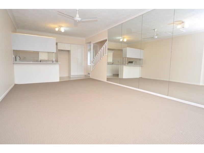 2/2 Wynflo Street, Labrador QLD 4215