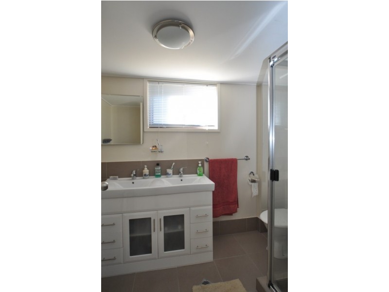 2/183 Muir Street, Labrador QLD 4215