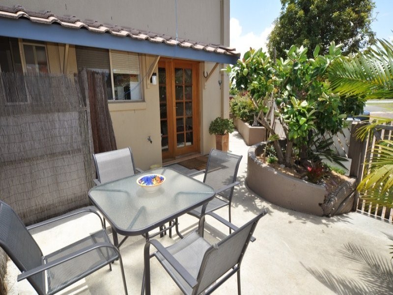 1/63 Olsen Avenue, Labrador QLD 4215