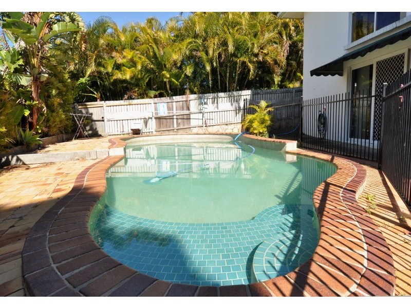 16 Carrumbella Drive, Arundel QLD 4214