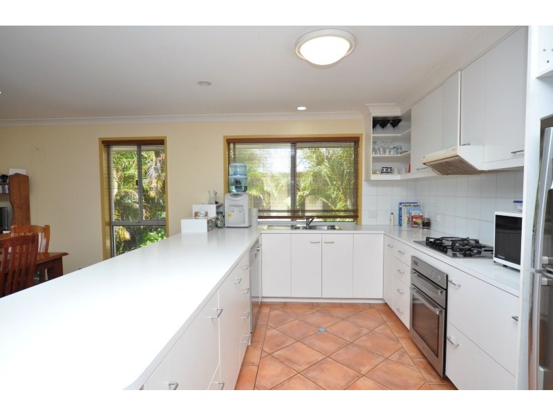 16 Carrumbella Drive, Arundel QLD 4214
