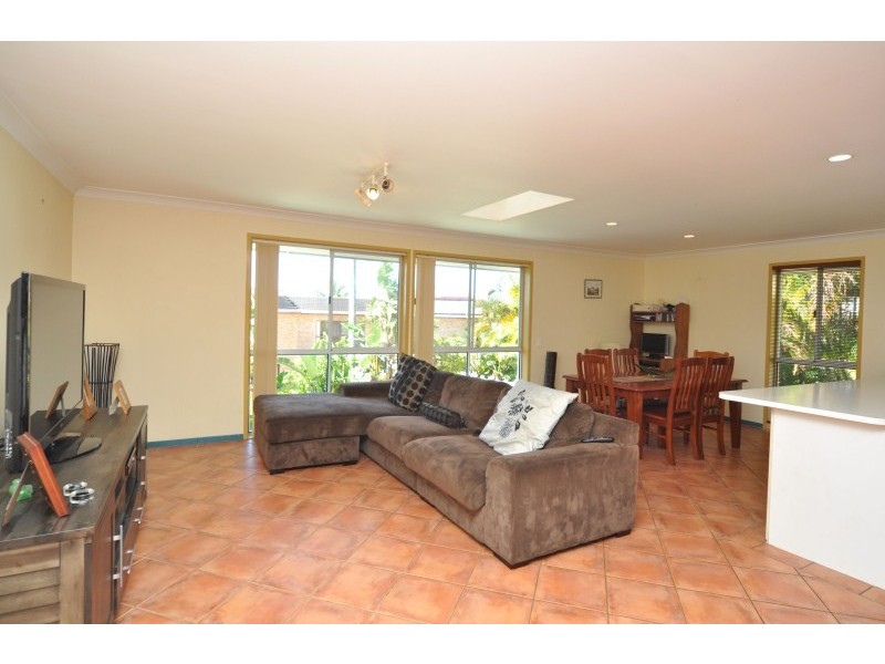 16 Carrumbella Drive, Arundel QLD 4214