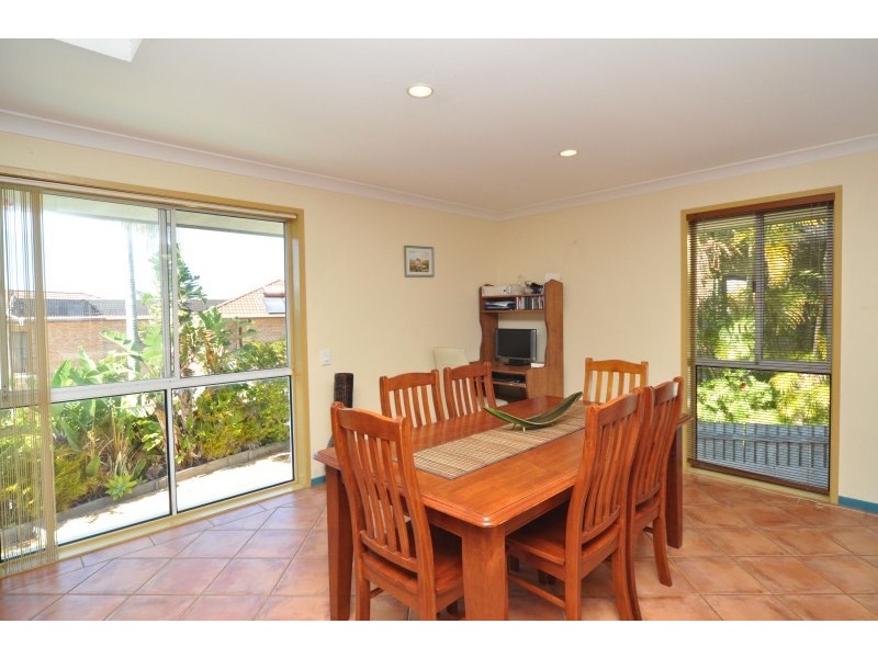 16 Carrumbella Drive, Arundel QLD 4214