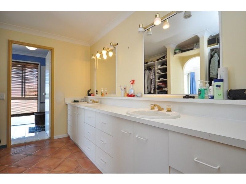 16 Carrumbella Drive, Arundel QLD 4214