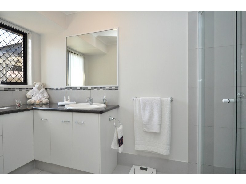 1/5 Stephenson Street, Labrador QLD 4215