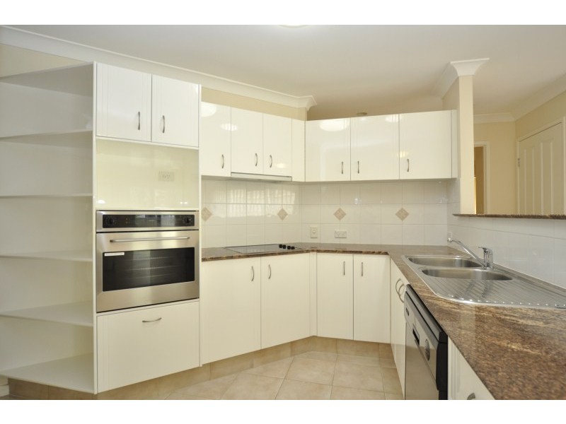 18 Leighanne Crescent, Arundel QLD 4214