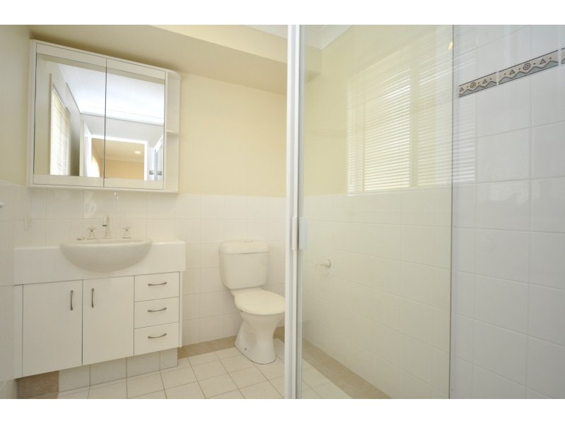 18 Leighanne Crescent, Arundel QLD 4214