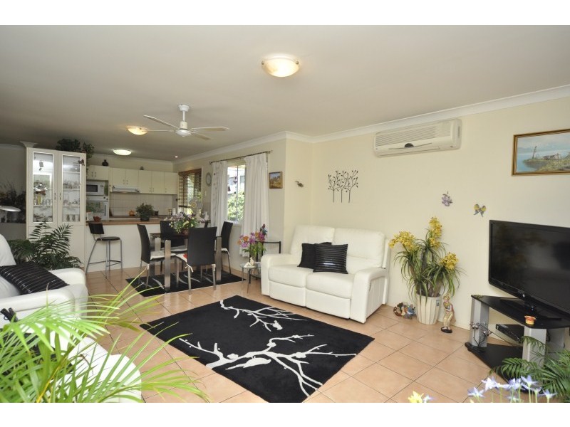 2/6 Usher Avenue, Labrador QLD 4215