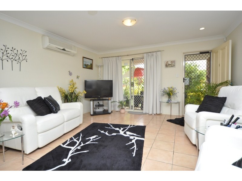 2/6 Usher Avenue, Labrador QLD 4215