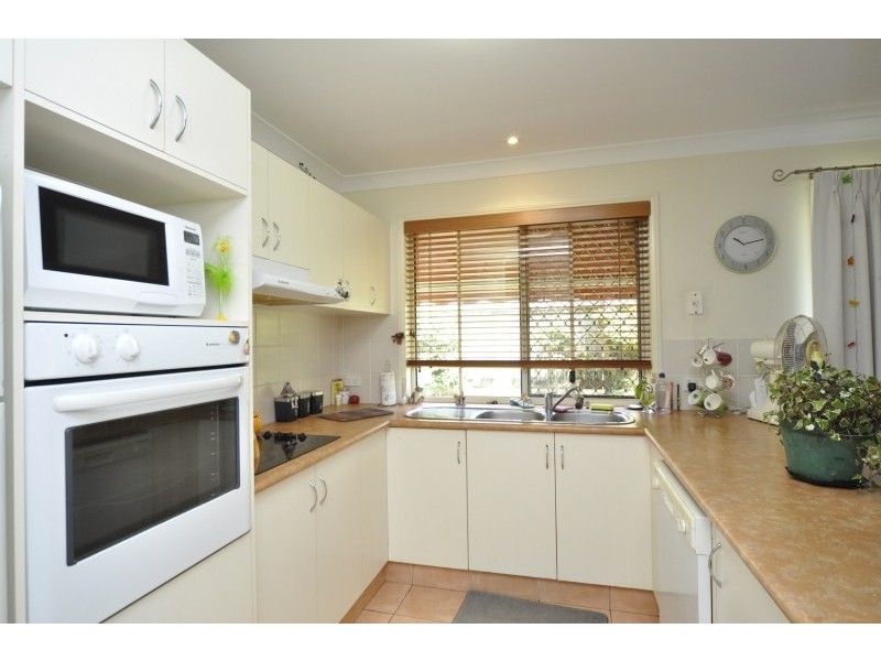 2/6 Usher Avenue, Labrador QLD 4215