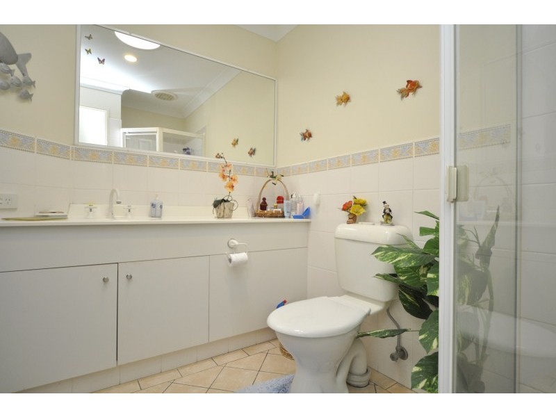 2/6 Usher Avenue, Labrador QLD 4215